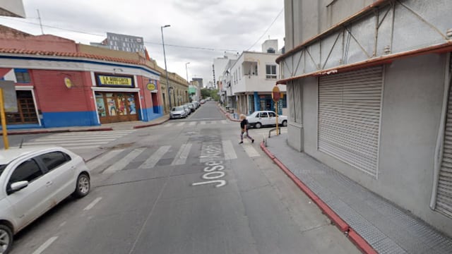 El hombre evito el robo de una moto con una patada voladora.