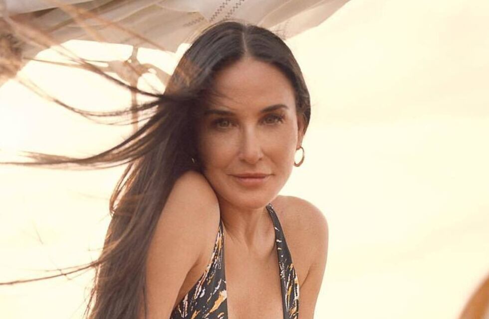 Demi Moore derrochó sensualidad en microbikini azul a sus 60 años