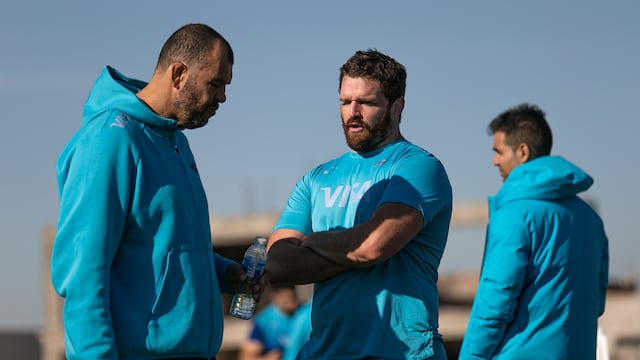 Michael Cheika habla con Julián Montoya, el capitán que será titular el sábado ante Australia.
