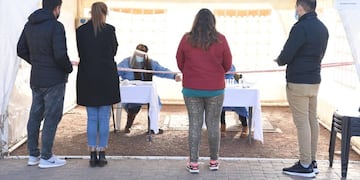 Ya funciona la carpa para realizar testeos a personas asintomáticas de coronavirus. Se realiza un hisopado de PCR