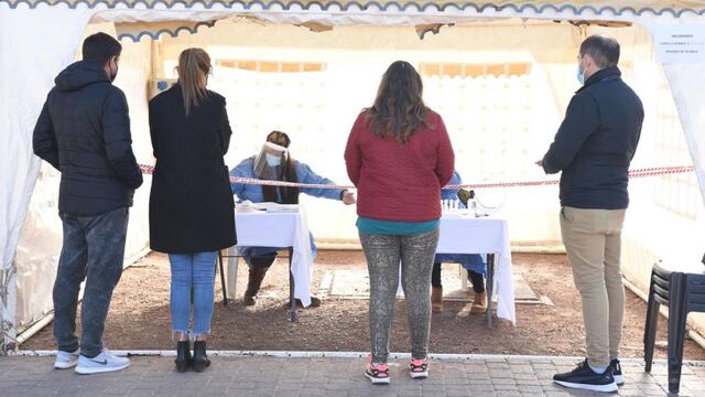 Ya funciona la carpa para realizar testeos a personas asintomáticas de coronavirus. Se realiza un hisopado de PCR