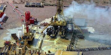 Más producción. El descubrimiento de petróleo no convencional permitirá a YPF aumentar sus reservas hidrocarburíferas (DYN/Archivo)