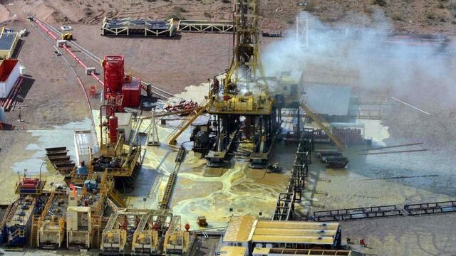 Más producción. El descubrimiento de petróleo no convencional permitirá a YPF aumentar sus reservas hidrocarburíferas (DYN/Archivo)