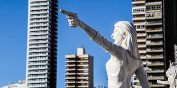 Homenaje a los "caídos" de La Casa de Papel en el Monumento a la Bandera. (@alanmonzon)