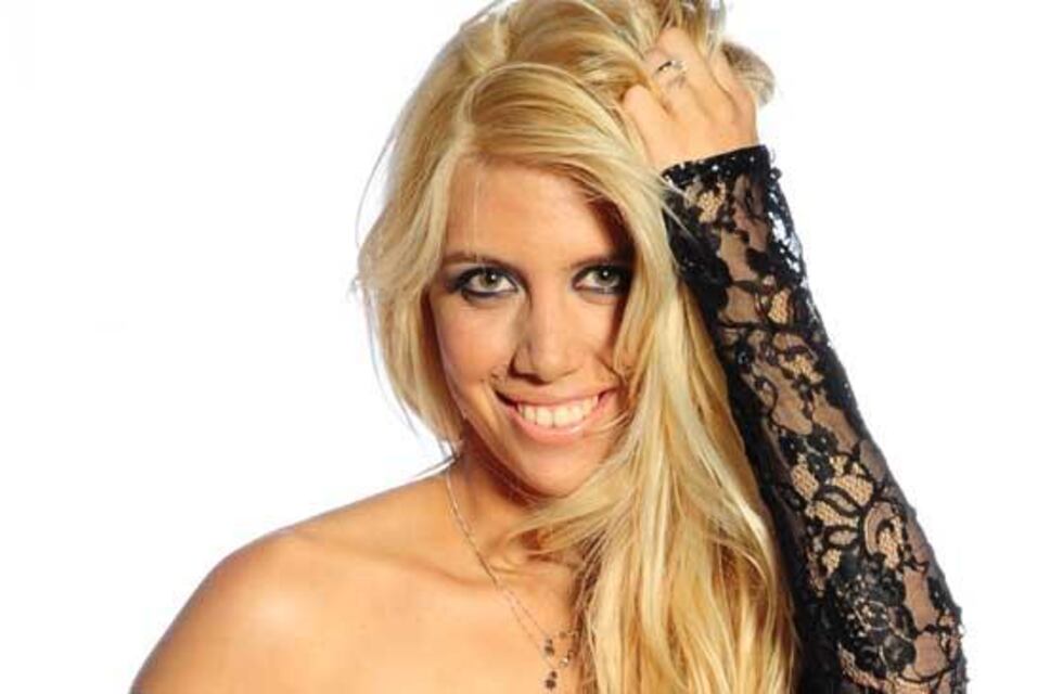 Wanda Nara posó en top de espaldas y calentó las redes con su gesto