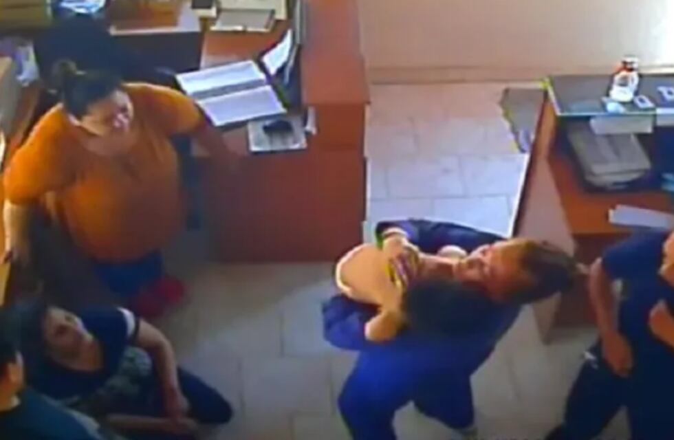 Emocionante video: bomberos de Neuquén le salvaron la vida a un bebé que no podía respirar