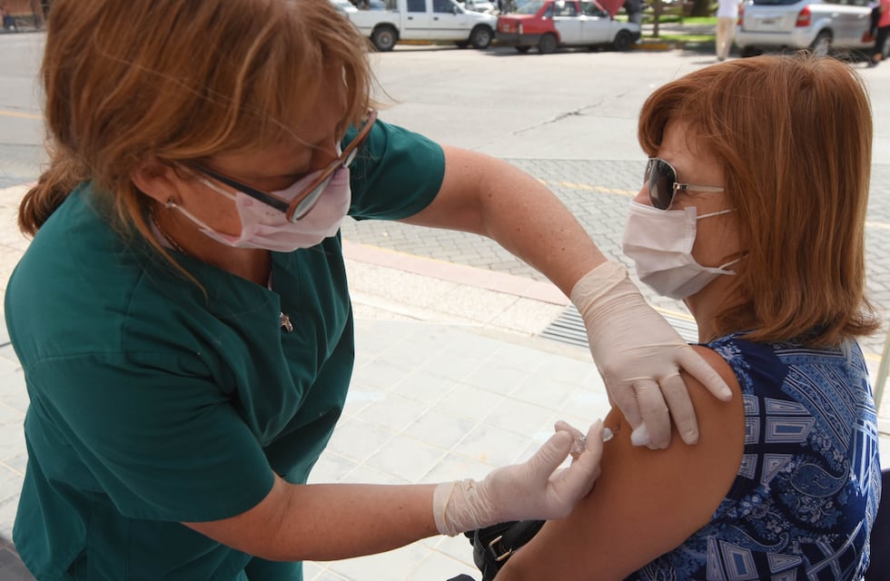 Neuquén comenzó a vacunar contra el coronavirus a los mayores de 90 años
