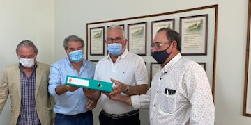 Productores de tres colonias de Morteros, entregan las firmas para la obra de asfalto al ministro Sergio Busso.