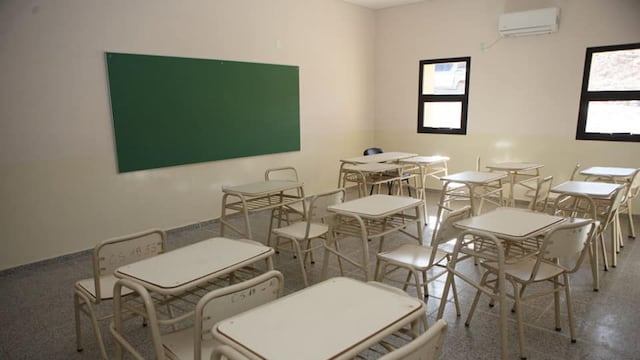 Una maestra de Salta pidió que sus alumnos reciban ropa digna para prometer a la bandera.