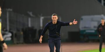 Pedro Caixinha apunta a no quedar último en el torneo doméstico. Debe ganarle a Sarmiento y esperar otros resultados  (Facundo Luque / La Voz).