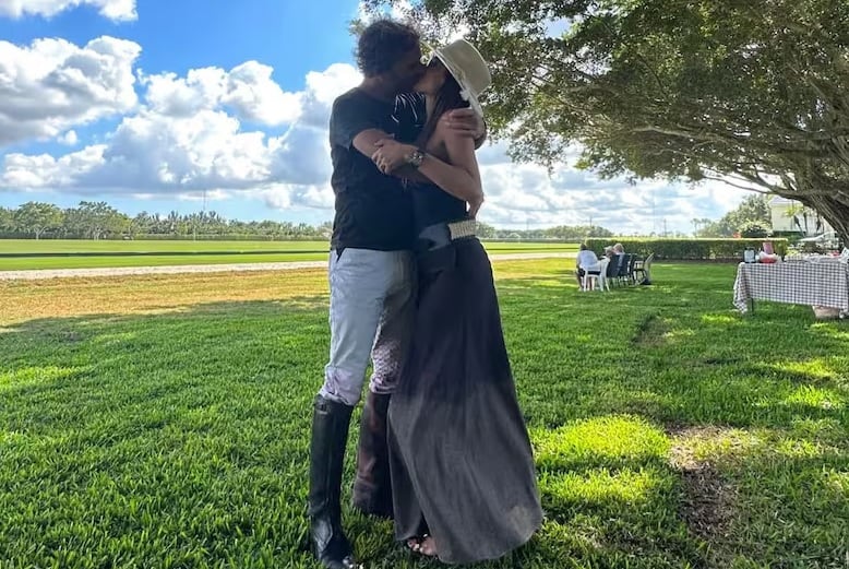 Pepa y Pampita, en pleno beso a un costado de la cancha de polo. (Instagram @pampitaoficial1).