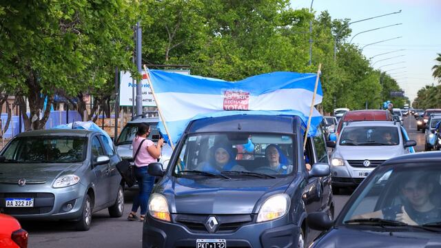 Una multitud se sumó a la caravana celeste en San Rafael para rechazar el proyecto de ley de legalización del aborto.