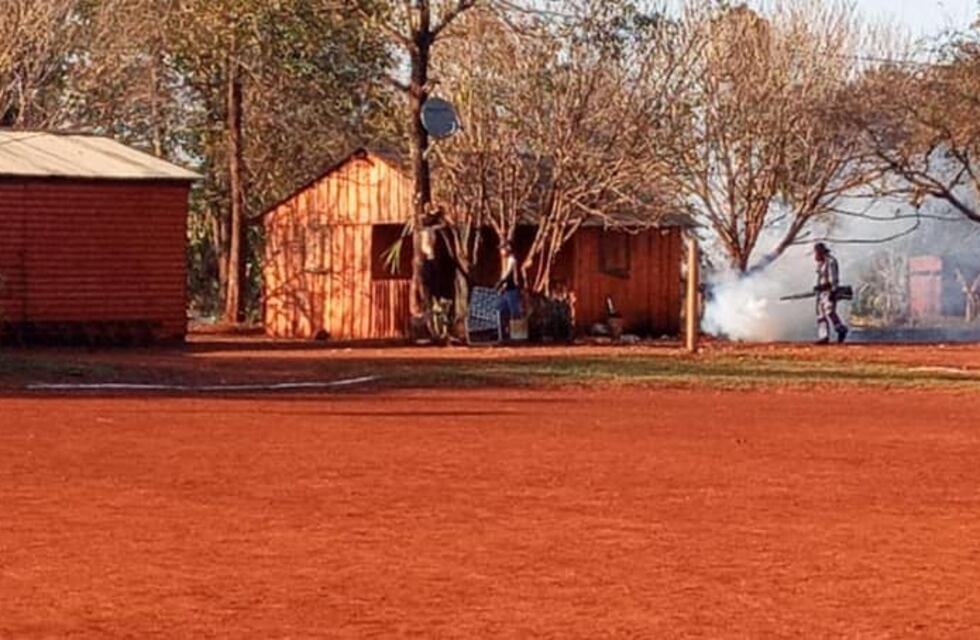 Realizan tareas de desmalezado, fumigación y descacharrado en la aldea Fortín Mbororé