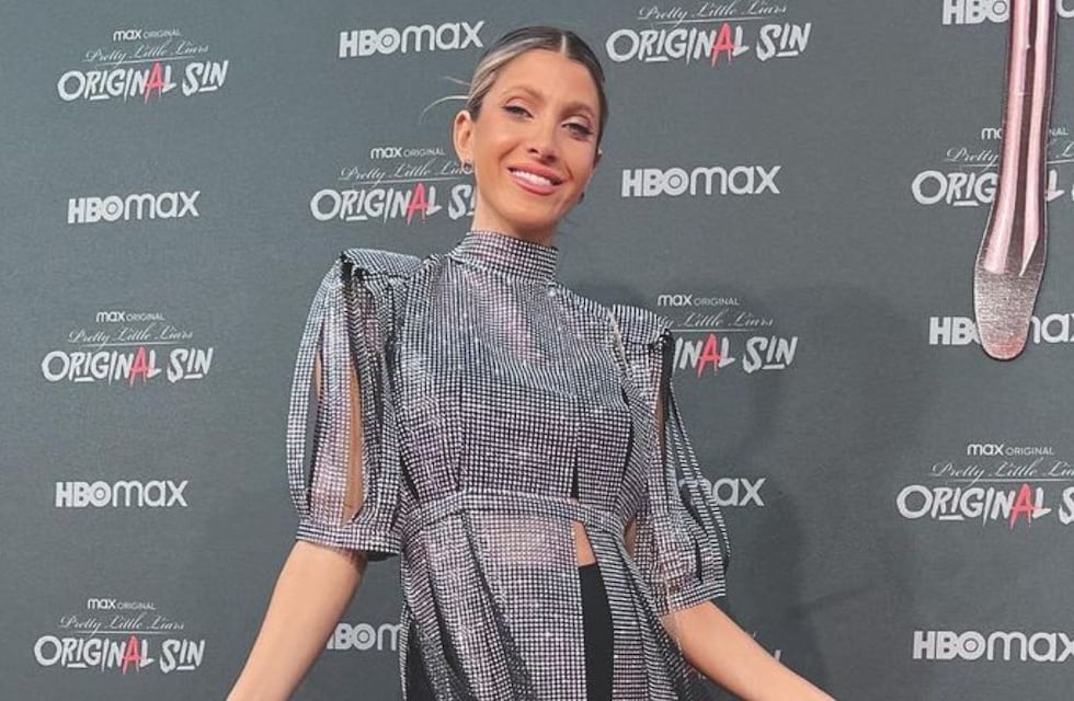 Con un jugado vestido de aberturas, Cande Ruggeri mostró cómo crece su pancita