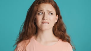 Qué significa morderse los labios, según la psicología.