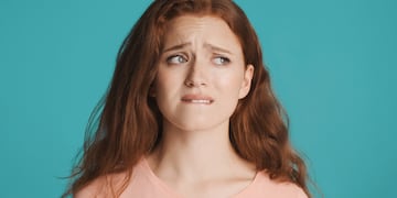 Qué significa morderse los labios, según la psicología.