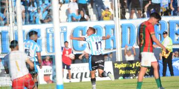 Racing está a dos triunfos del ascenso. Este domingo, recibe a Sarmiento de Chaco, televisado (foto Javier Ferreyra).