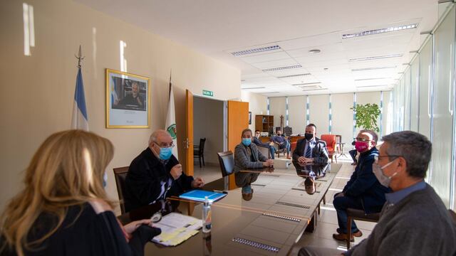 La firma del convenio que beneficiará a 300 jóvenes puntanos se realizó entre el Ministro de Gobierno local, el rector de UProO, la jefa del del Programa Asuntos Municipales y el jefe de la Agencia Territorial San Luis del Ministerio de Trabajo de la Nación.