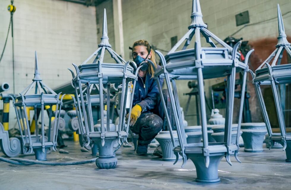 El municipio restaura las farolas de la Rambla