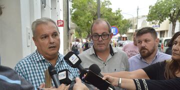 Pablo Farías, Alejandro Ambort y Pablo Pinotti, frente a la sede "Hermes Binner" del Partido Socialista.