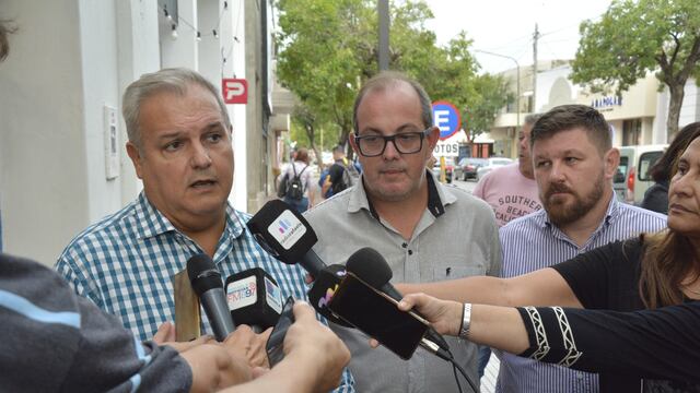 Pablo Farías, Alejandro Ambort y Pablo Pinotti, frente a la sede "Hermes Binner" del Partido Socialista.