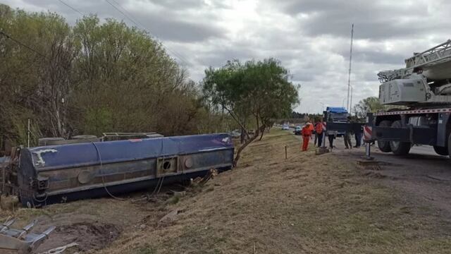 Camión cisterna se desprendió y terminó en la banquina