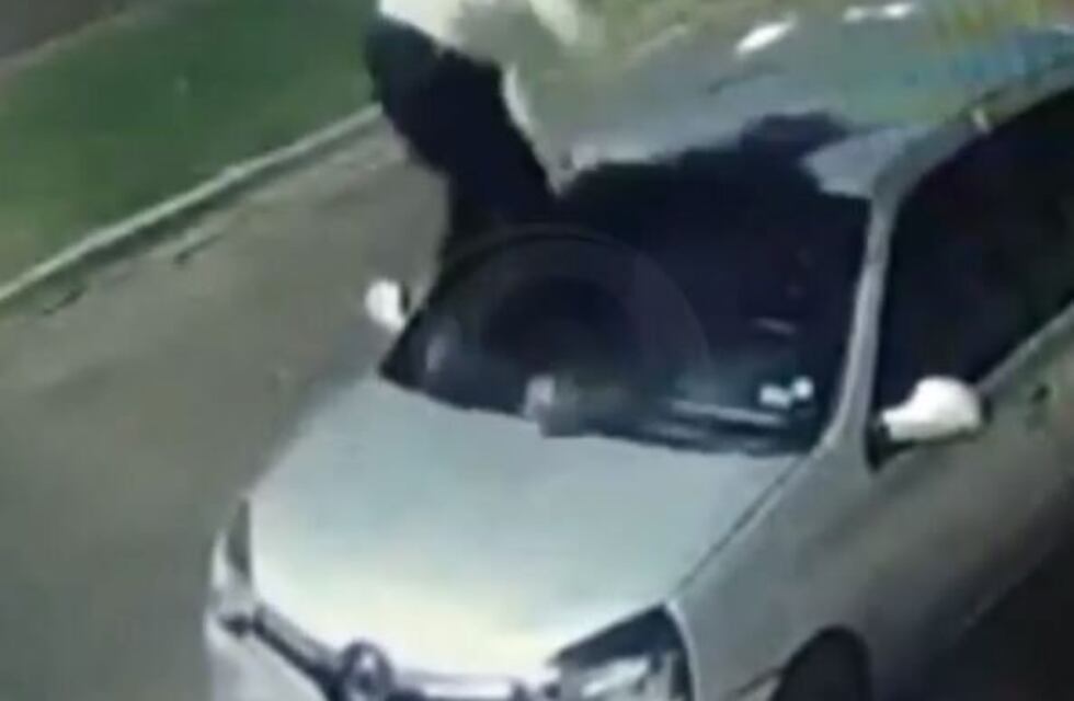 El rompecoches: un hombre quedó registrado en la cámara saltando arriba de un automóvil