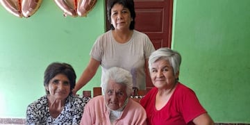 Doña Dina es muy querida en la comunidad, y el pasado 8 de abril cumplió un siglo de vida.