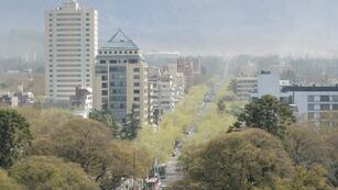 Viento Zonda
El fuerte viento empezó a percibirse en horas del mediodía. Elevó la temperatura y provocó problemas en la visibilidad, especialmente en el oeste del Gran Mendoza. A las 14:35 aún no bajaba al llano y micro centro
Foto: Orlando Pelichotti / Los Andes