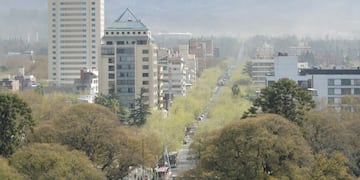 Viento Zonda
El fuerte viento empezó a percibirse en horas del mediodía. Elevó la temperatura y provocó problemas en la visibilidad, especialmente en el oeste del Gran Mendoza. A las  14:35 aún no bajaba al llano y micro centro
Foto: Orlando Pelichotti / Los Andes