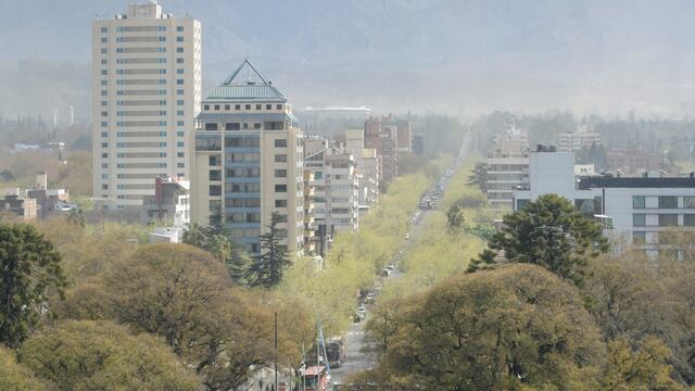 Viento Zonda
El fuerte viento empezó a percibirse en horas del mediodía. Elevó la temperatura y provocó problemas en la visibilidad, especialmente en el oeste del Gran Mendoza. A las  14:35 aún no bajaba al llano y micro centro
Foto: Orlando Pelichotti / Los Andes