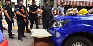 Uno de los ladrones se arrojó con almohadones desde un séptimo piso, está grave. (José Hernández/La Voz)