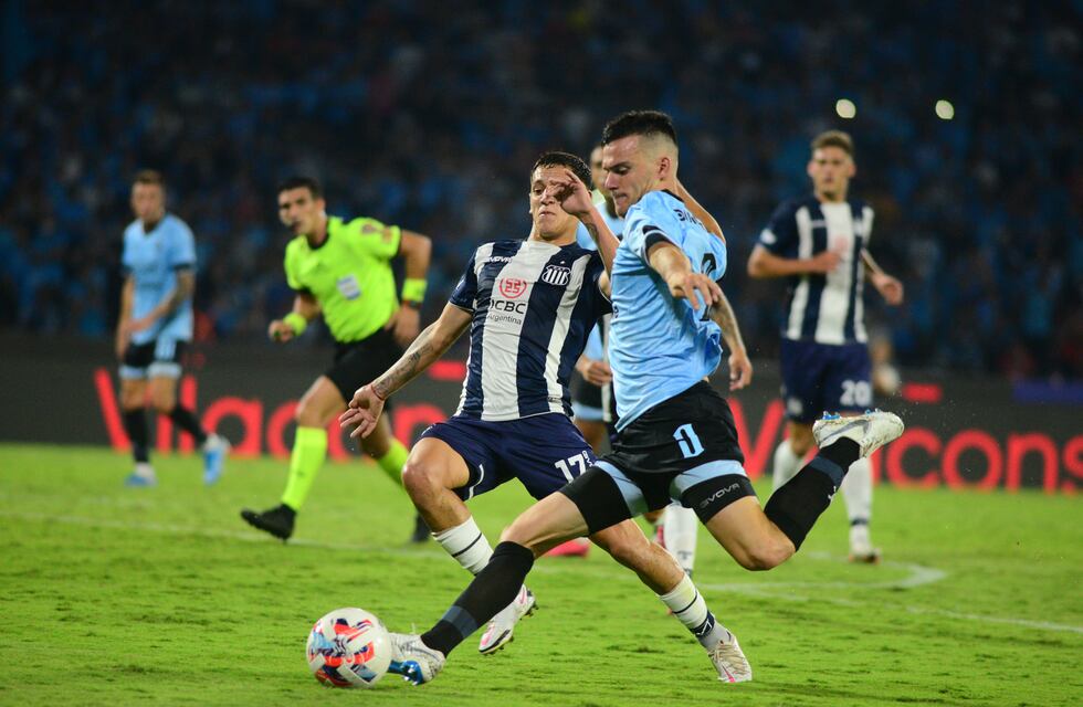 Andrés Fassi y una copa con los tres clubes que ascendieron en Córdoba