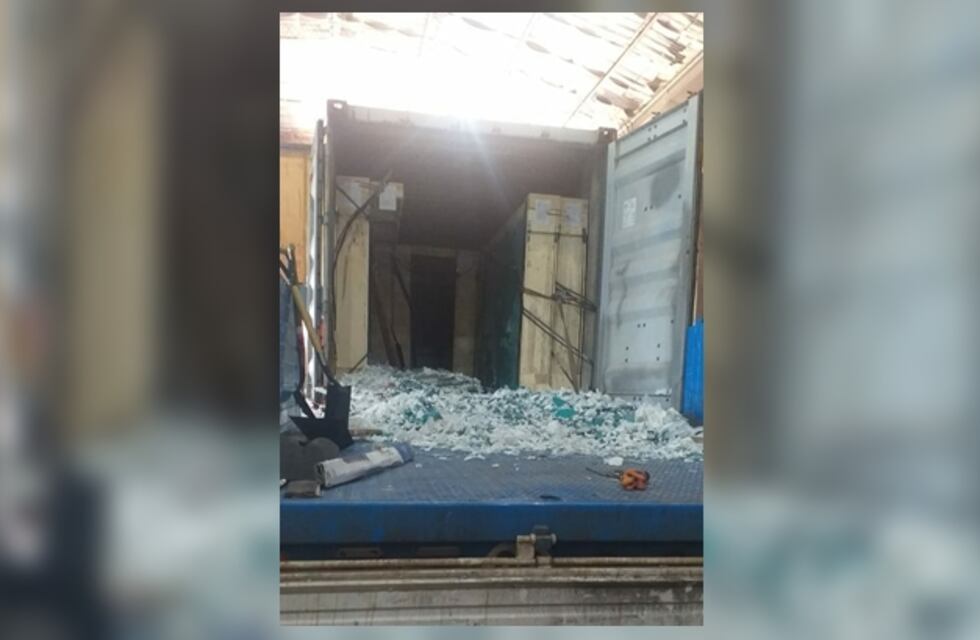 Accidente laboral: quedó atrapado en medio de placas de vidrios que le cayeron encima