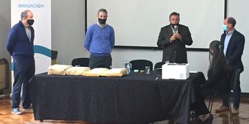 Sergio Marinelli, superintendente General de Irrigación y el intendente de Tupungato, Gustavo Soto en la apertura de los sobre para la obra del canal Esquina. Gentileza Gobierno de Mendoza
