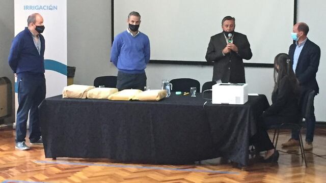 Sergio Marinelli, superintendente General de Irrigación y el intendente de Tupungato, Gustavo Soto en la apertura de los sobre para la obra del canal Esquina. Gentileza Gobierno de Mendoza