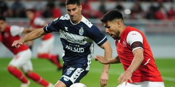 Independiente, con estreno de nueva camiseta, ante Gimnasia y Esgrima La Plata por la Liga Profesional. (Fotobaires)