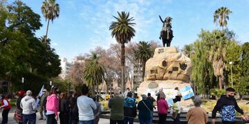 Mendocinos depositaron piedras con los nombres de los fallecidos por Covid-19 a los pies del monumento al General San Martín. (Foto: Los Andes)