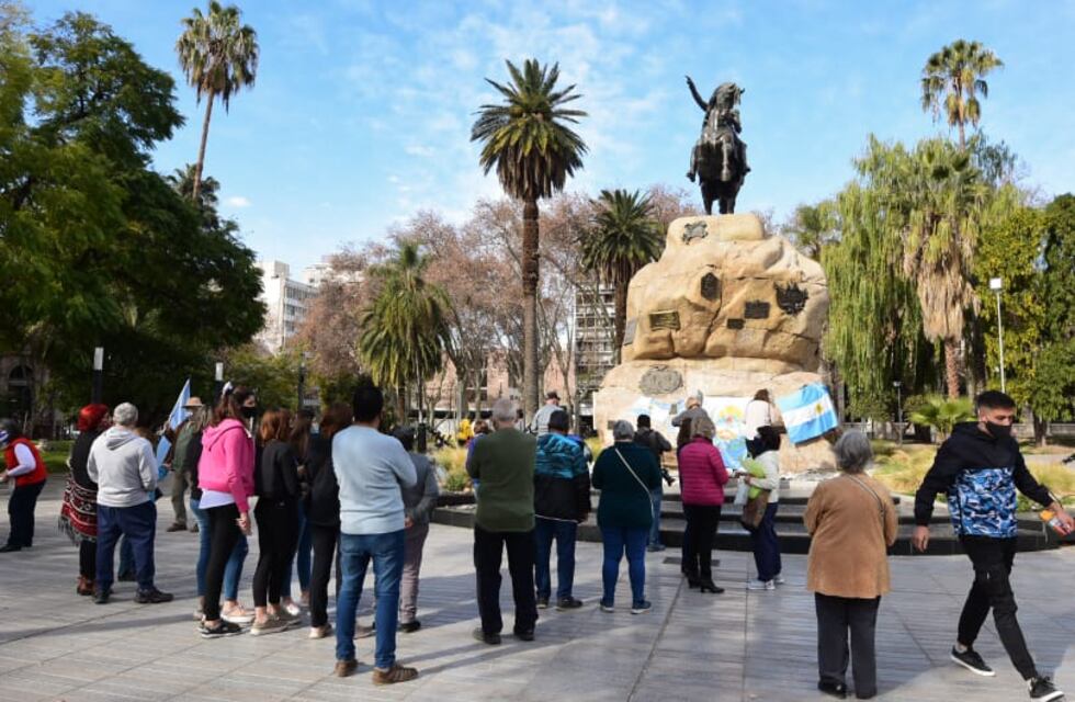 Mendoza recuerda a los fallecidos por Covid-19 en la Marcha de las Piedras