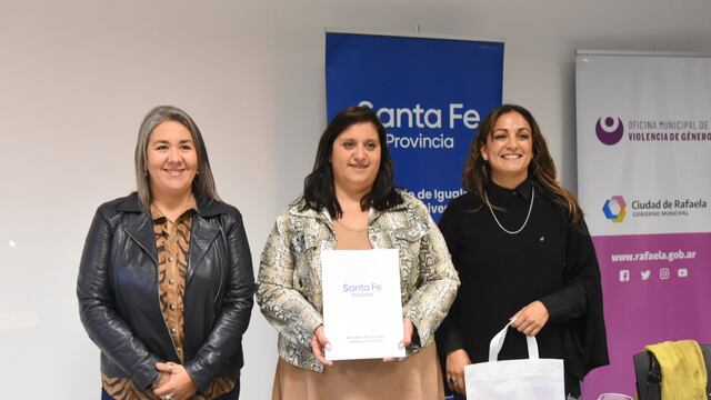 La subsecretaria de fortalecimiento territorial en Igualdad, Género y Diversidad, Soledad Zalazar; la Secretaria de Desarrollo Humano, Myriam Villafañe y la secretaria de Mujeres, Género y Diversidad de la Provincia de Santa Fe, Victoria Mántaras.