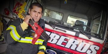 Alexis Javier Juárez es el bombero voluntario que cayó de una camioneta y sufrió graves heridas en su cabeza.