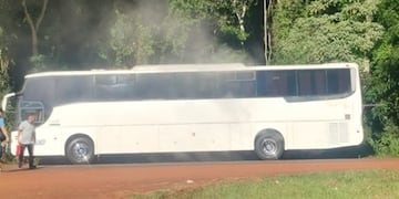 Puerto Iguazú: alarma en la Ruta 101 por humo en un colectivo.