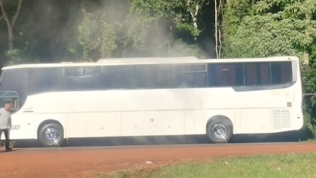 Puerto Iguazú: alarma en la Ruta 101 por humo en un colectivo.