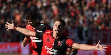 Mateo Silvetti hizo su debut profesional en Newell's Old Boys el 19 de julio de 2024.