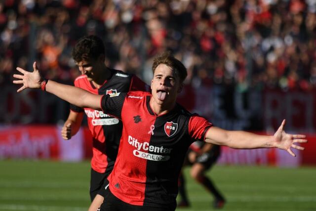 Mateo Silvetti hizo su debut profesional en Newell's Old Boys el 19 de julio de 2024.