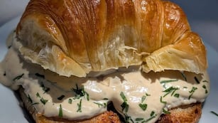 Medialuna rellena con vitel toné: la innovadora propuesta de una reconocida panadería porteña para celebrar la Navidad