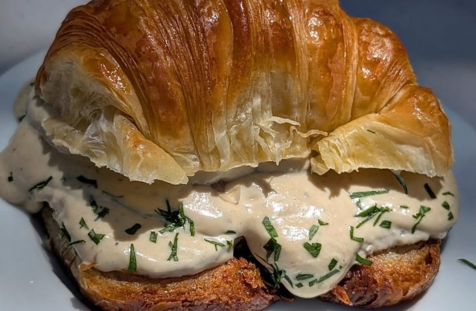 Medialuna rellena con vitel toné: la innovadora propuesta de una reconocida panadería para celebrar la Navidad