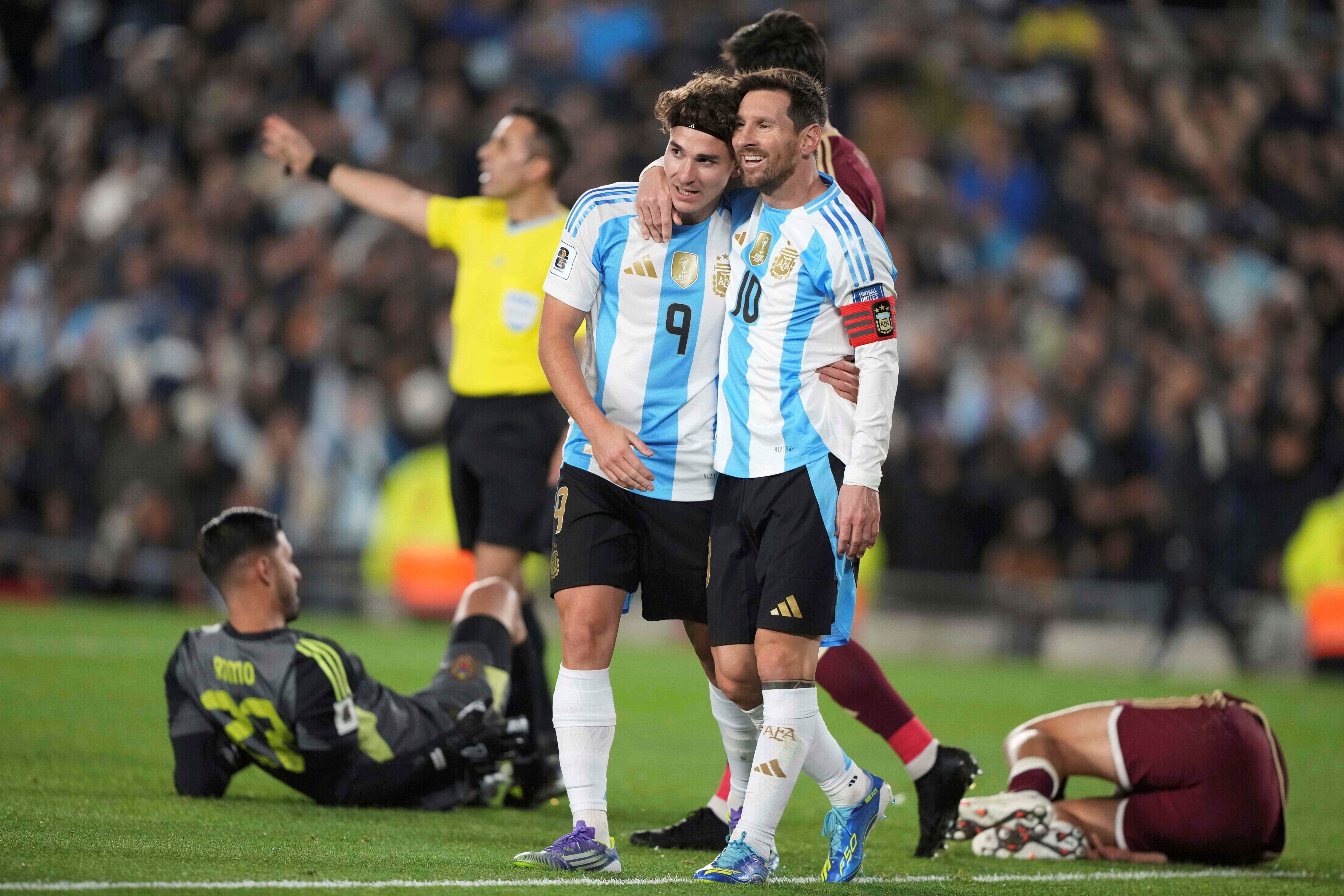 Lionel Messi y Julián Álvarez festejan la gran actuación y la victoria de Argentina ante Venezuela en el Monumental. (AP)