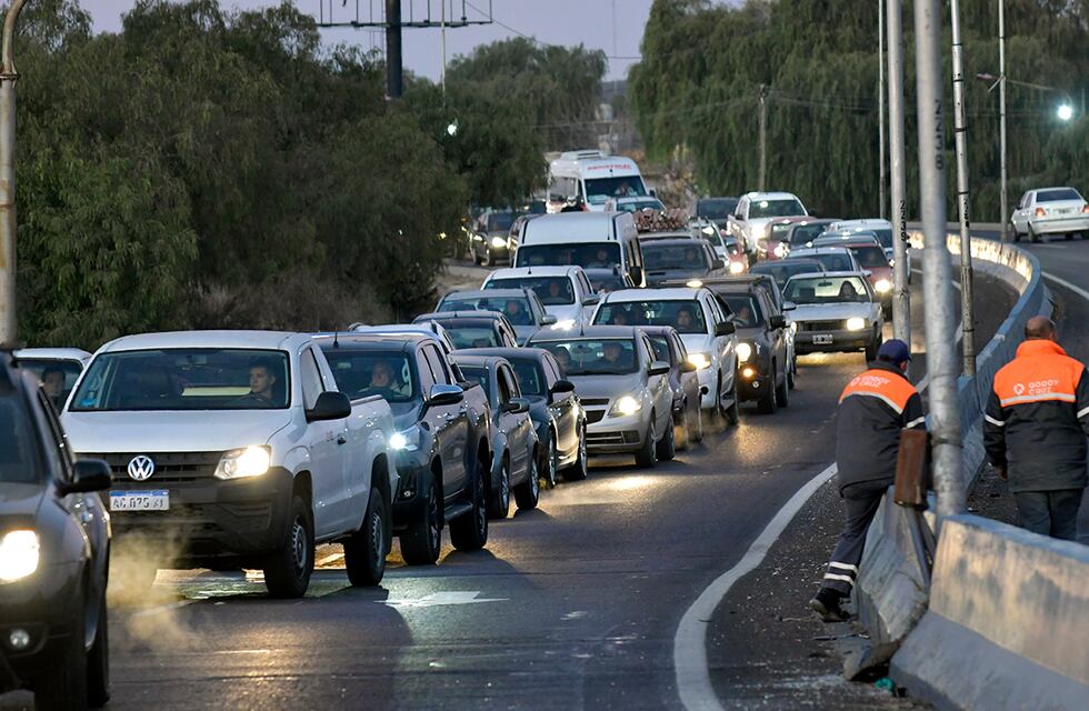 Accidente en Mendoza: conducía ebrio, chocó contra un poste y cortó la luz de la zona