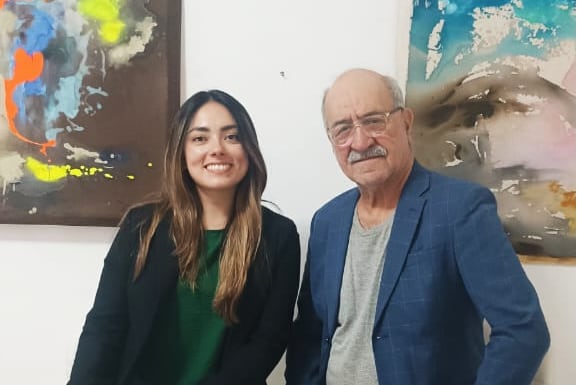 La artista Yesica Berdun Pettersen y el pintor Jorge Daniel Jamarlli, expositores en el espacio de arte de la Biblioteca Popular, en Belgrano 652 de la capital jujeña.